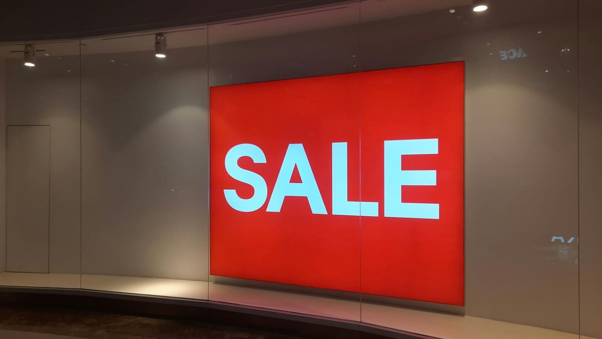 mur affichant le mot "soldes" en anglais