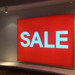 mur affichant le mot "soldes" en anglais